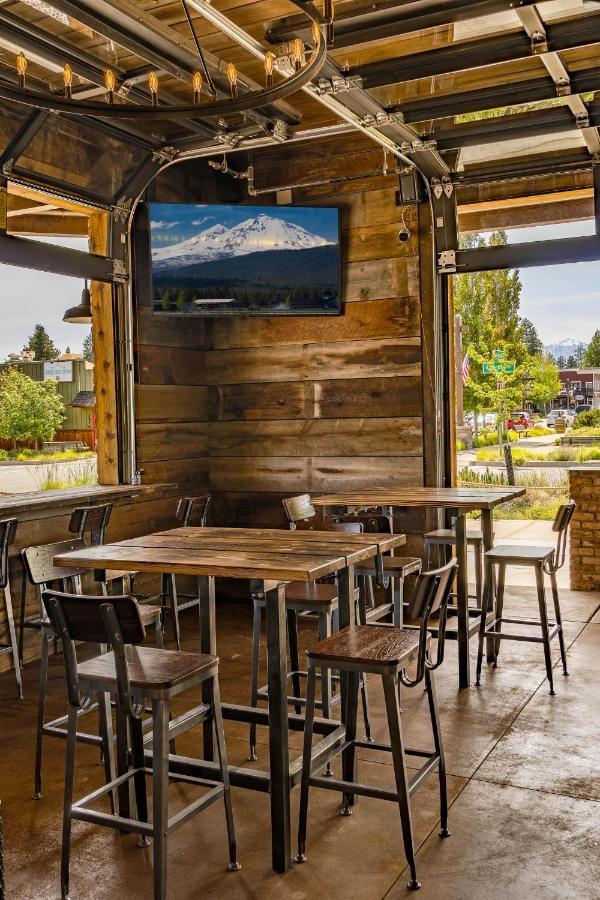 Ski Inn Taphouse Hotel 西斯特斯 外观 照片